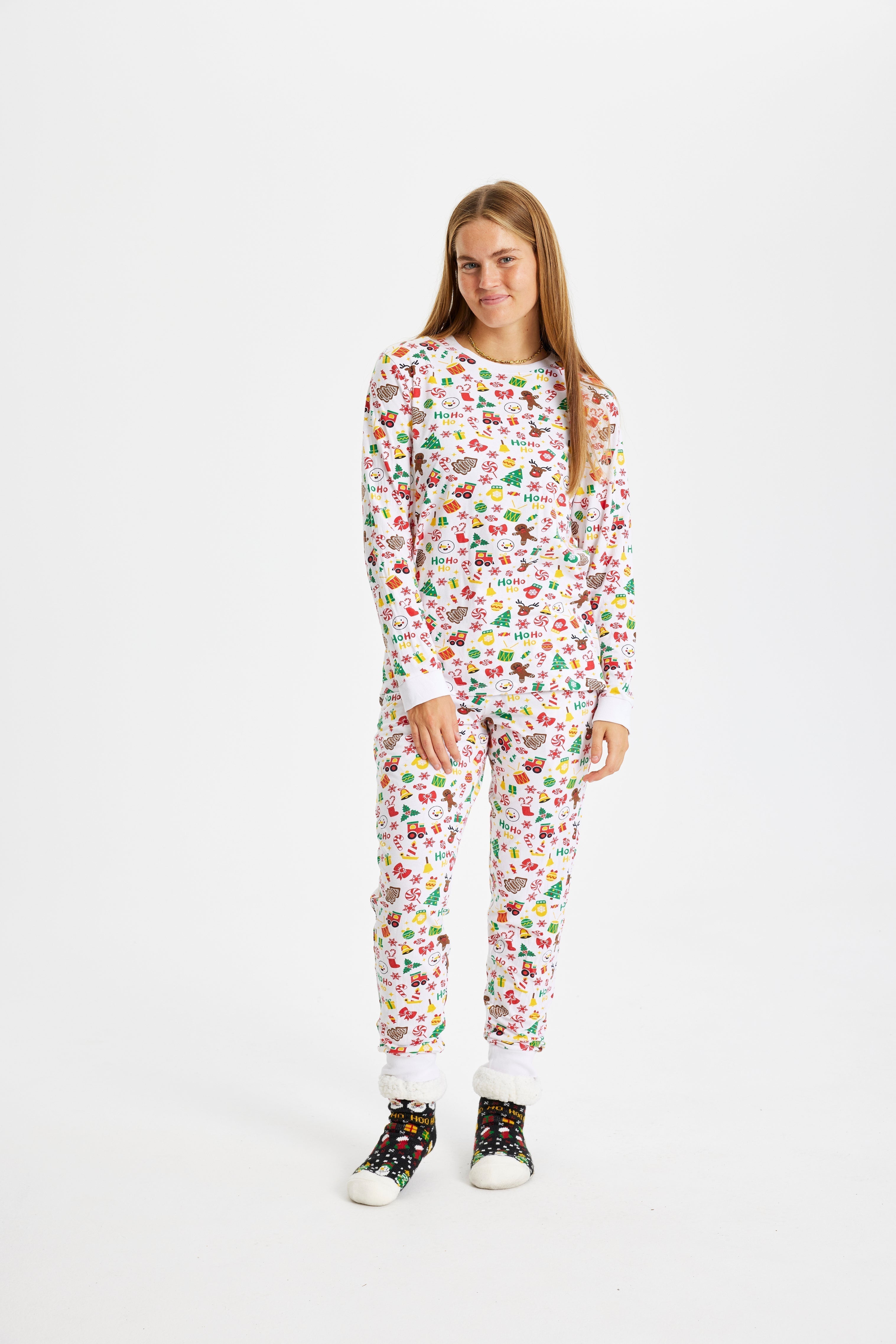 Une femme portant un pyjama de Noël blanc.